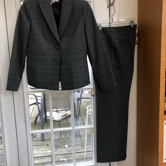 Womens 2 peice pantsuit, Size 8 - Picture 2 of 6